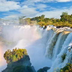 Foz do Iguaçu brilha com as Cataratas e a força de Itaipu na Tríplice Fronteira // Créditos: depositphotos.com / elnavegante