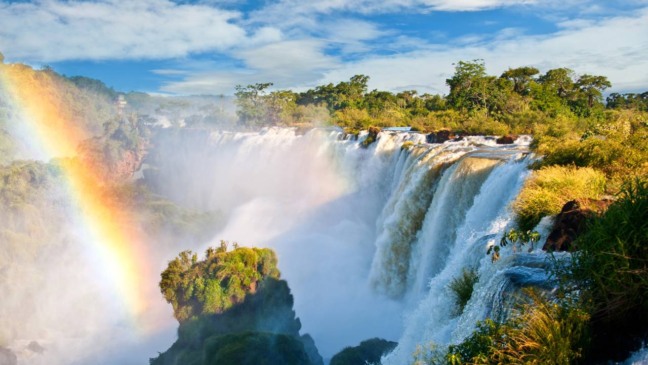Foz do Iguaçu brilha com as Cataratas e a força de Itaipu na Tríplice Fronteira // Créditos: depositphotos.com / elnavegante