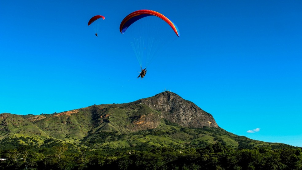 Governador Valadares une a adrenalina da Ibituruna ao acolhimento das águas mineiras // Créditos: Wikipedia Governador Valadares une a adrenalina da Ibituruna ao acolhimento das águas mineiras // Créditos: Wikipedia