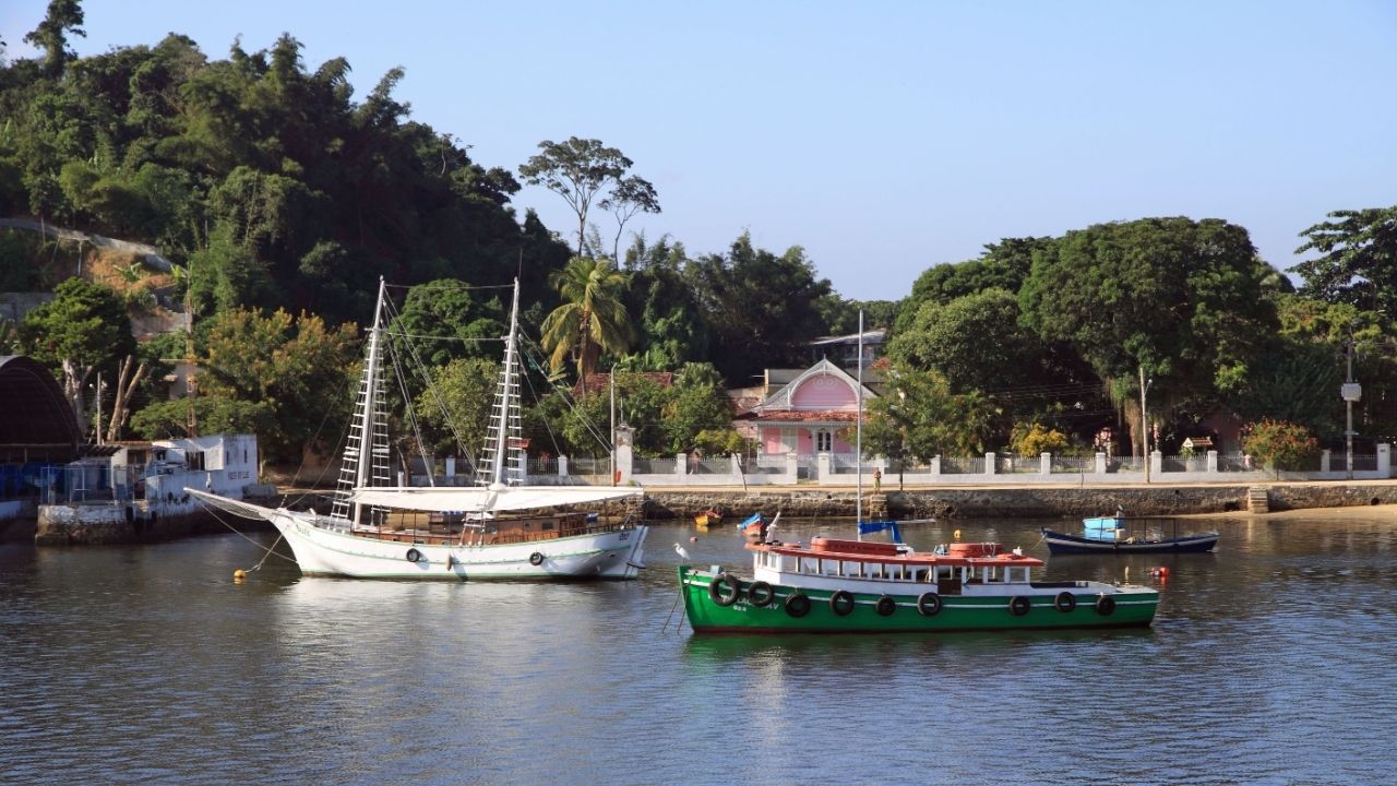 A ilha no Rio de Janeiro que não tem carros e preserva um estilo de vida único que você precisa conhecer
