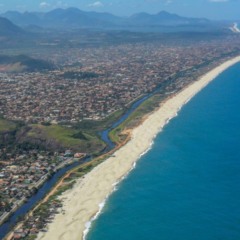Cidade ao lado de Niterói encanta com praias longas e natureza preservada