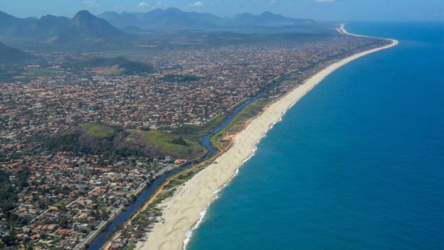 Cidade ao lado de Niter&oacute;i encanta com praias longas e natureza preservada