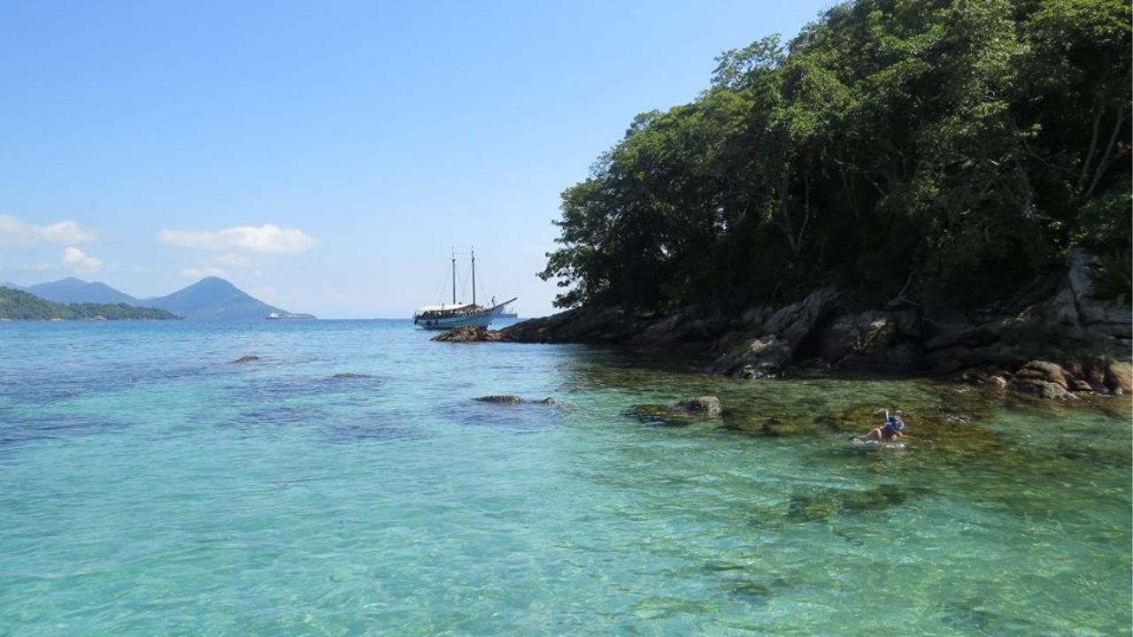 4 praias paradis&iacute;acas em Ilha Grande, no Rio de Janeiro, que encantam com mar cristalino e paisagens raras