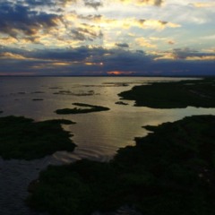 A cidade com mar e lagoas no norte do RJ que atrai quem busca tranquilidade