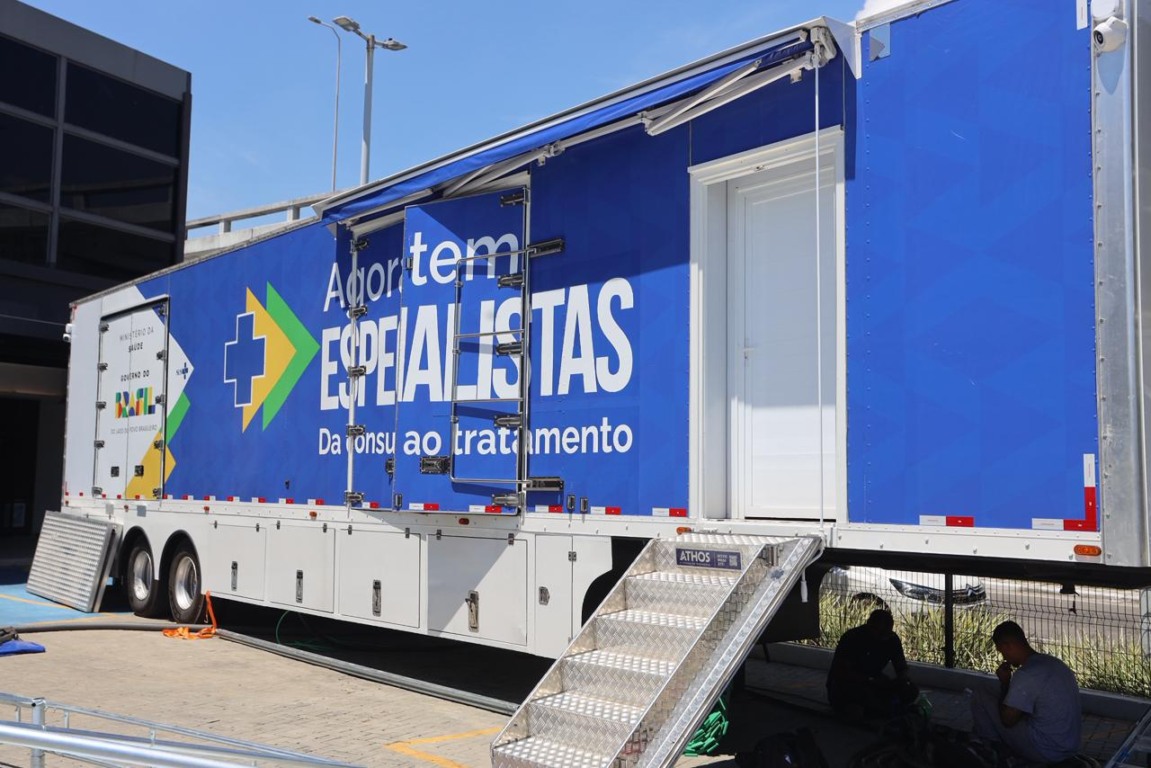 Luciana Carneiro - caminh&atilde;o