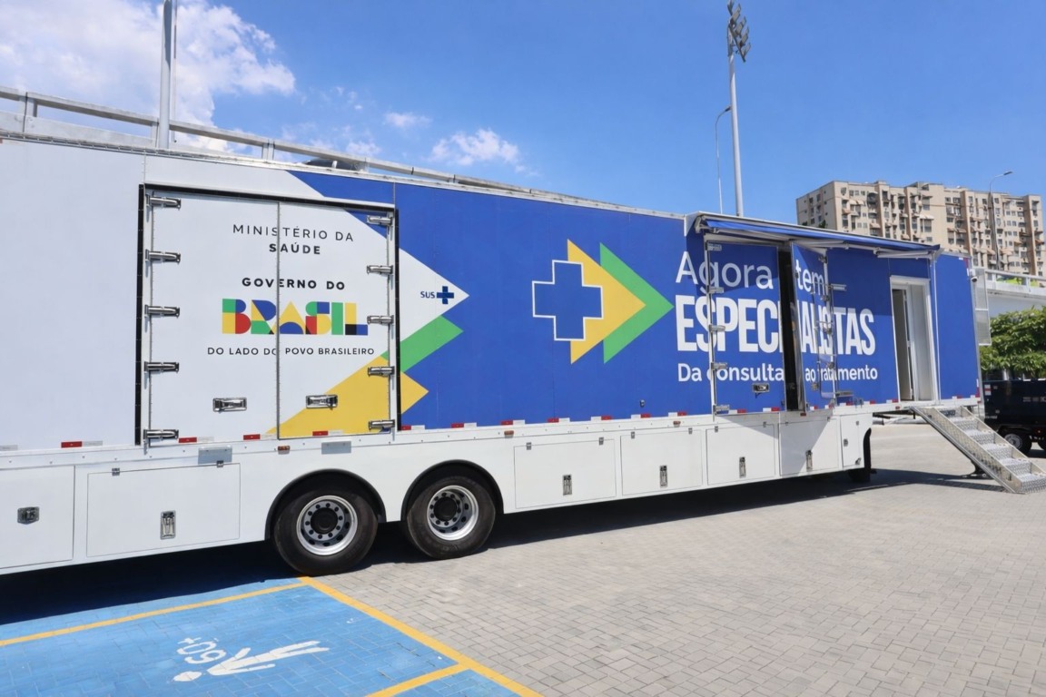 Luciana Carneiro - caminh&atilde;o