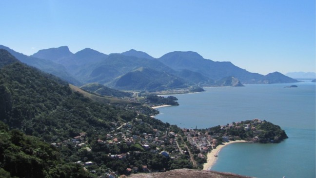 Destino a 2 horas de Niterói esconde praias paradisíacas, bem longe das multidões