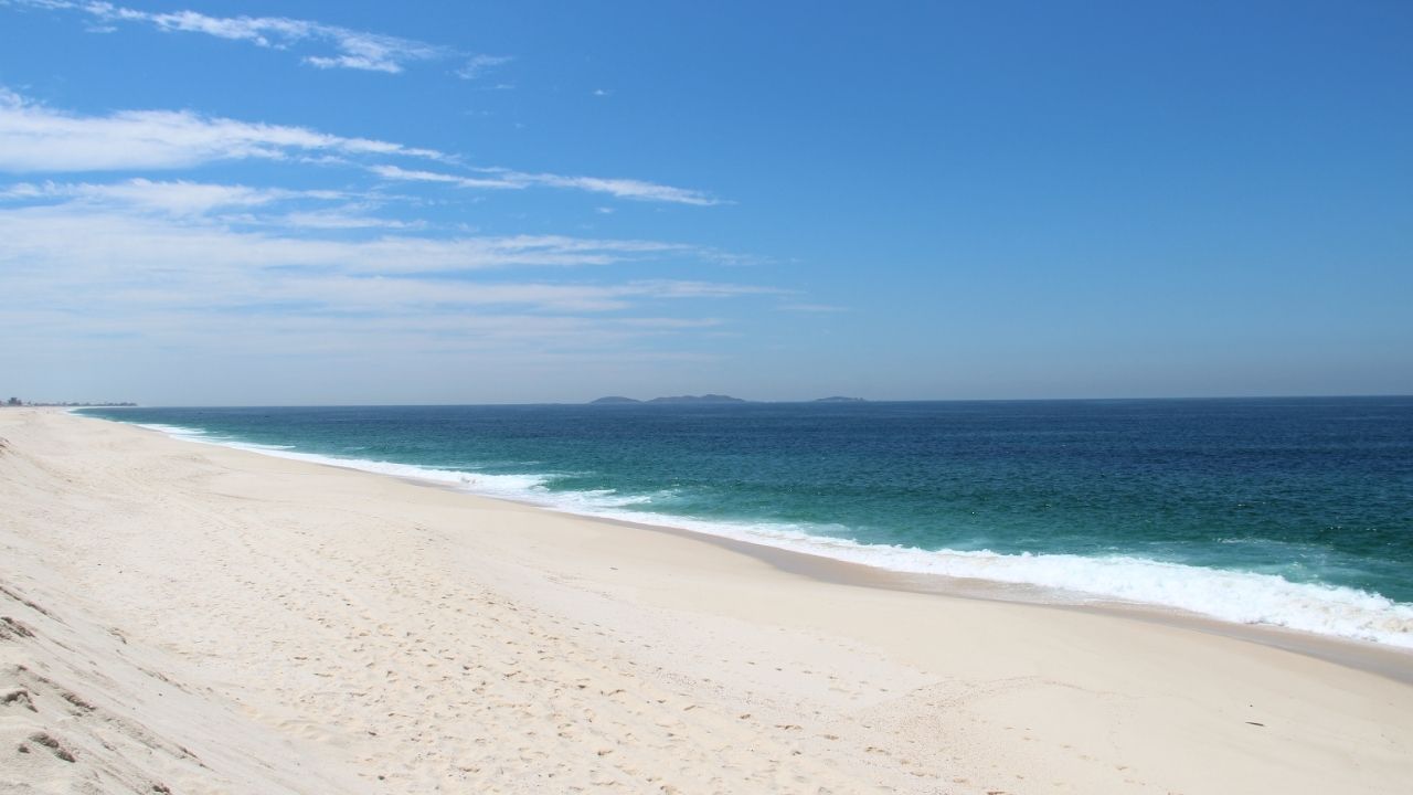 Cidade ao lado de Niterói encanta com praias longas e natureza preservada