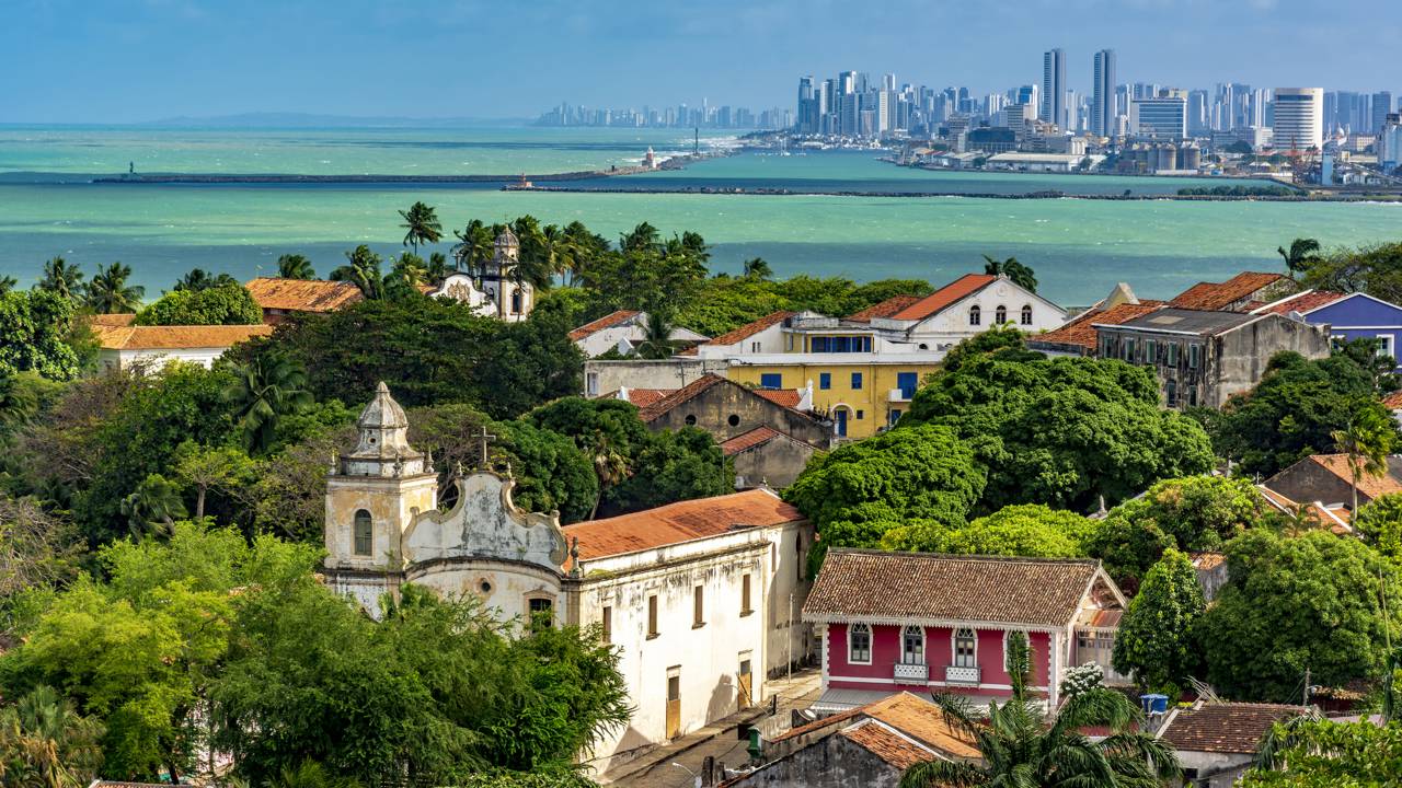 Uma cidade fundada em 1535 revelou um centro antigo e bonecos gigantes que conquistaram fama no mundo inteiro