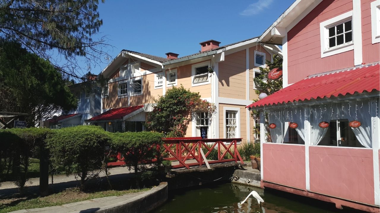 Pequena Finl&acirc;ndia: conhe&ccedil;a a vila a 2 horas de Niter&oacute;i com arquitetura europeia