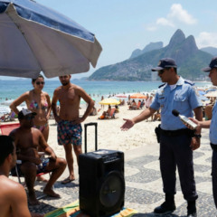 Policiais fiscalizando som de caixas de som em praia do Rio de Janeiro - Imagem ilustrativa