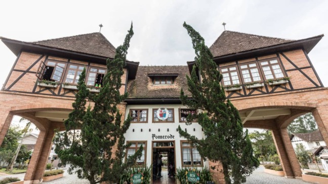 Explore a cidade mais alem&atilde; do Brasil com tradi&ccedil;&otilde;es, arquitetura e culin&aacute;ria t&iacute;pica, a poucas horas de Niter&oacute;i