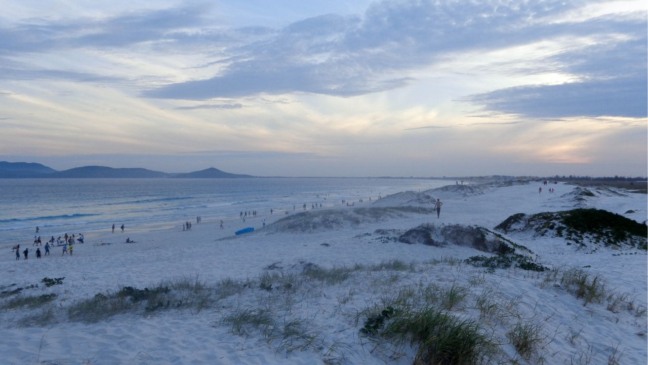 Esta praia no litoral do RJ surpreende quem busca tranquilidade