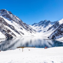 Santiago mescla neve na Cordilheira dos Andes e vinhos premiados // Créditos: depositphotos.com / MaRabelo