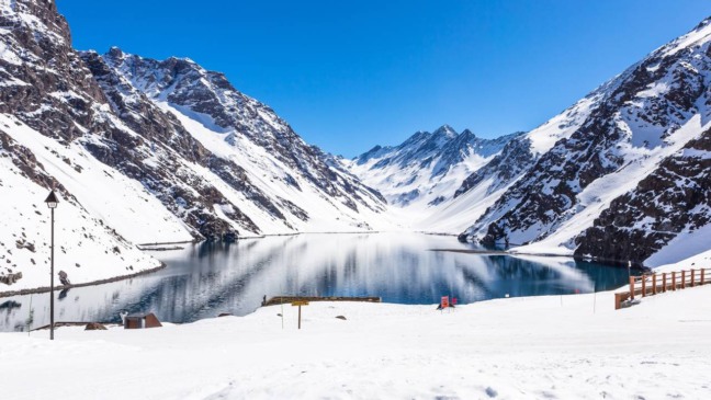 Santiago mescla neve na Cordilheira dos Andes e vinhos premiados // Créditos: depositphotos.com / MaRabelo