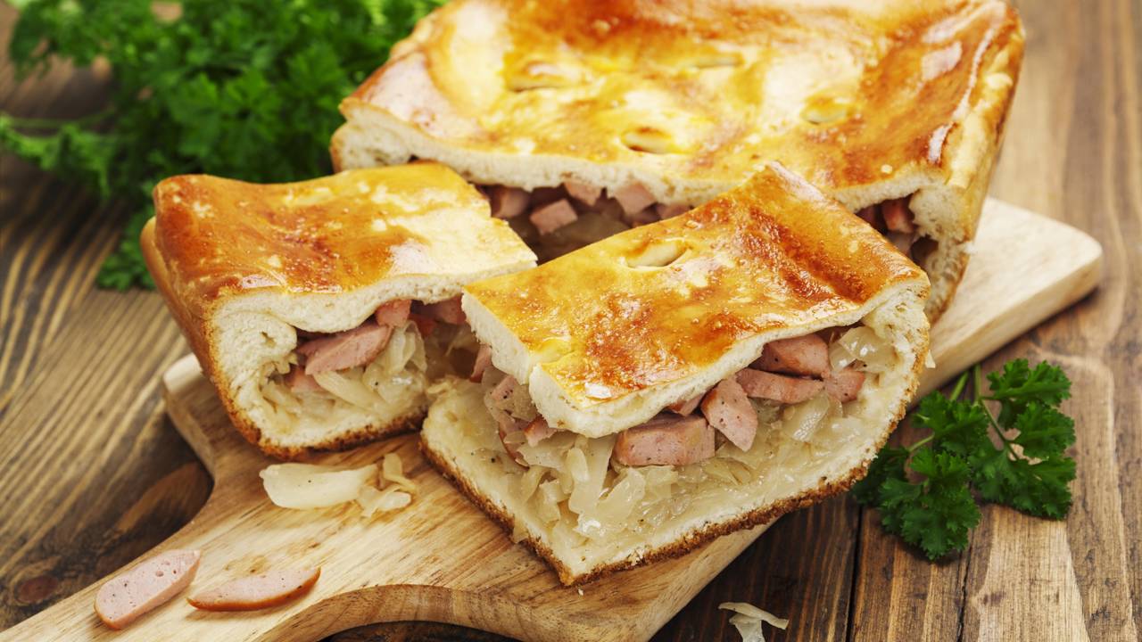 Receita simples de torta de salsicha econ&ocirc;mica com massa f&aacute;cil de liquidificador