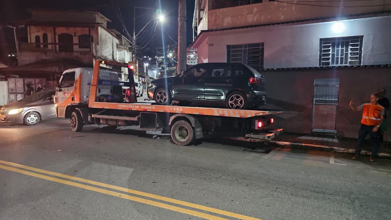 ve&iacute;culos abandonados na Zona Norte