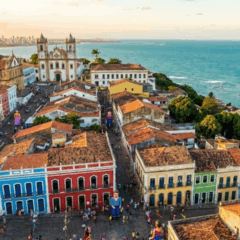 Uma cidade fundada em 1535 revelou um centro antigo e bonecos gigantes que conquistaram fama no mundo inteiro