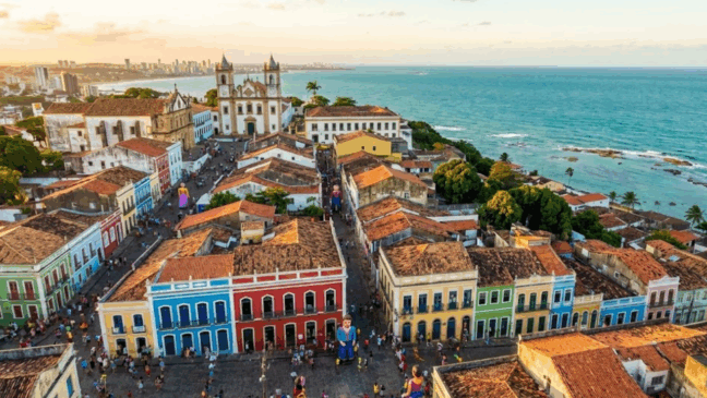 Uma cidade fundada em 1535 revelou um centro antigo e bonecos gigantes que conquistaram fama no mundo inteiro