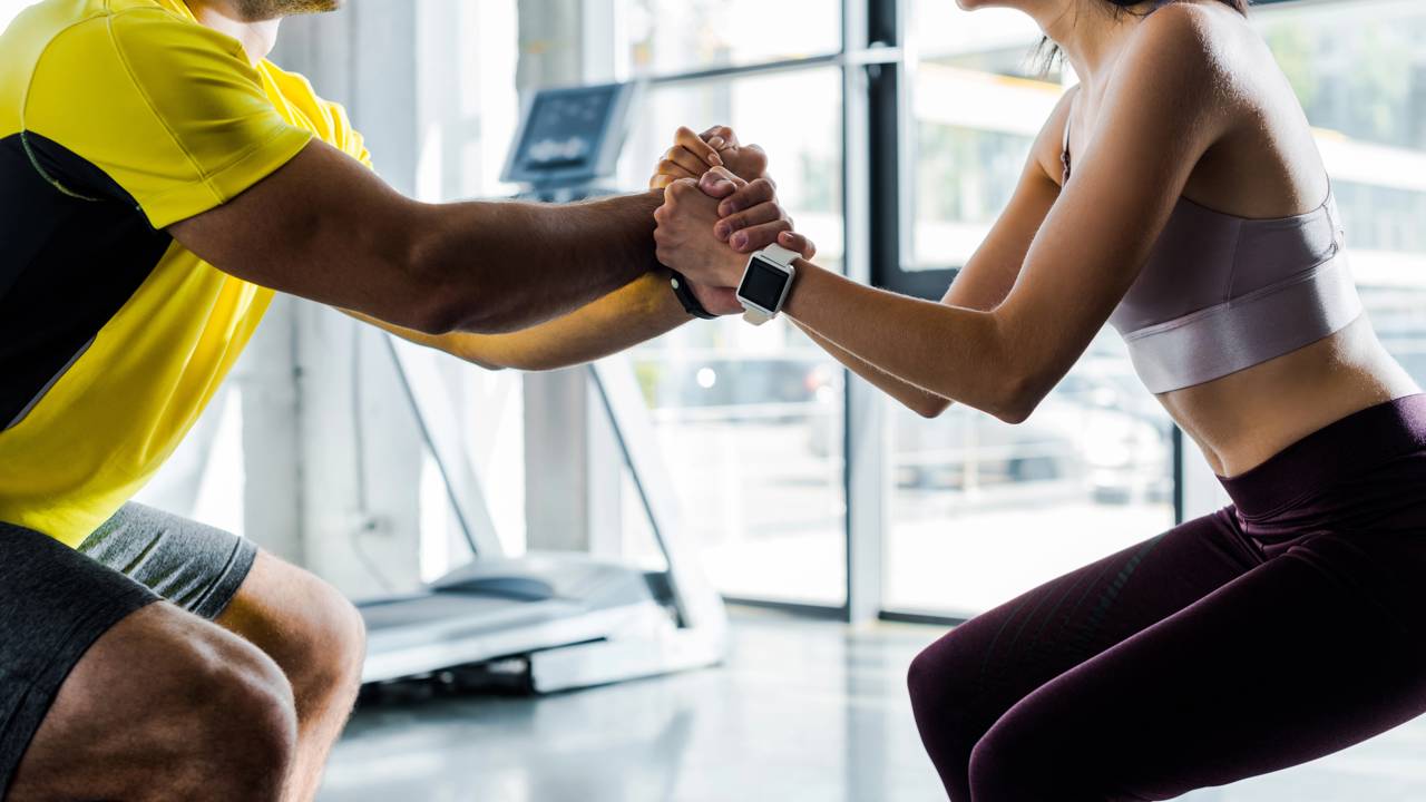 Exercício de equilíbrio em pé para fortalecer tornozelos e melhorar a estabilidade.