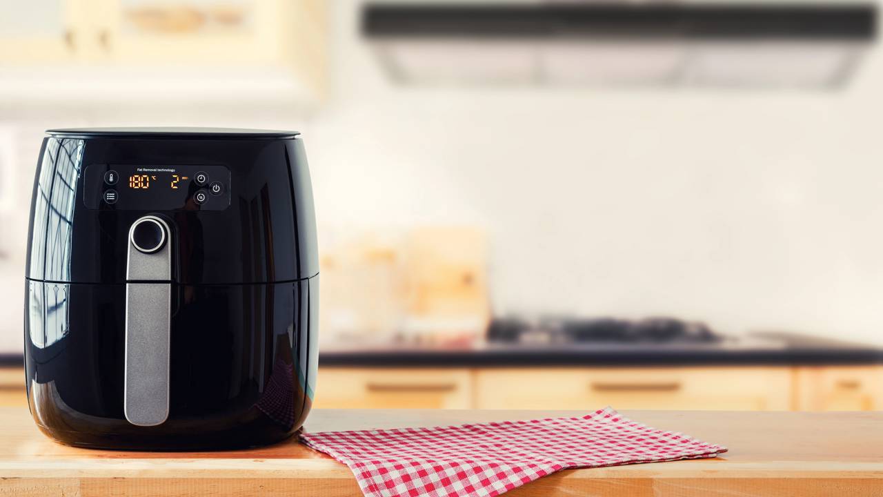 Uso moderado da mistura caseira facilita a limpeza e preserva a durabilidade da airfryer.