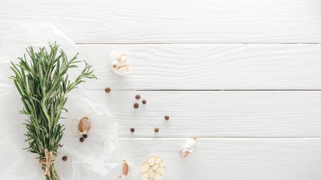 Alecrim cultivado em vaso usado como tempero e planta decorativa