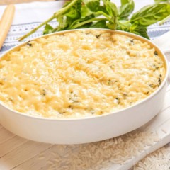 Arroz cozido e queijo separados para reaproveitamento de sobras