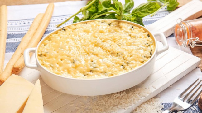 Arroz cozido e queijo separados para reaproveitamento de sobras