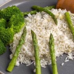 Arroz temperado de almoço simples preparado em poucos minutos.