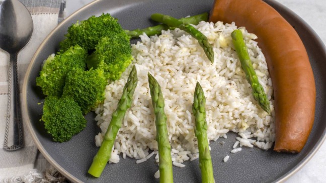 Arroz temperado de almoço simples preparado em poucos minutos.