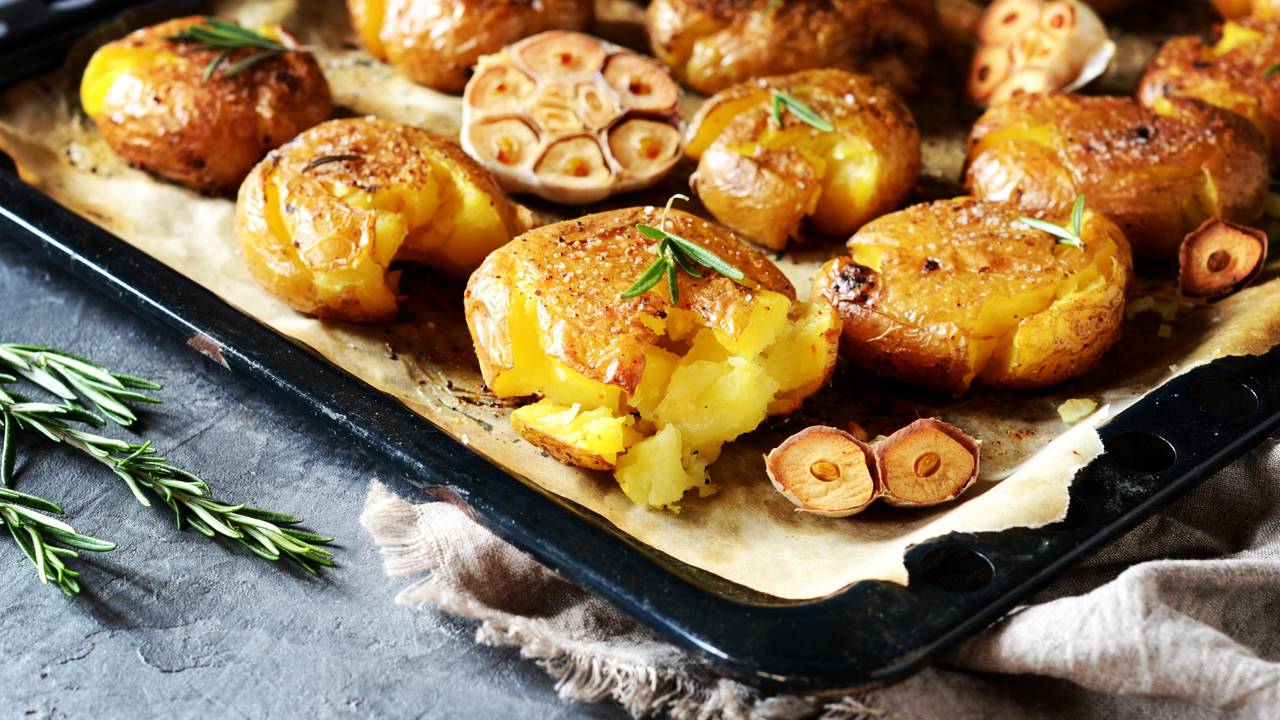 Batata com sal assada no forno, dourada por fora e macia por dentro, servida como acompanhamento.