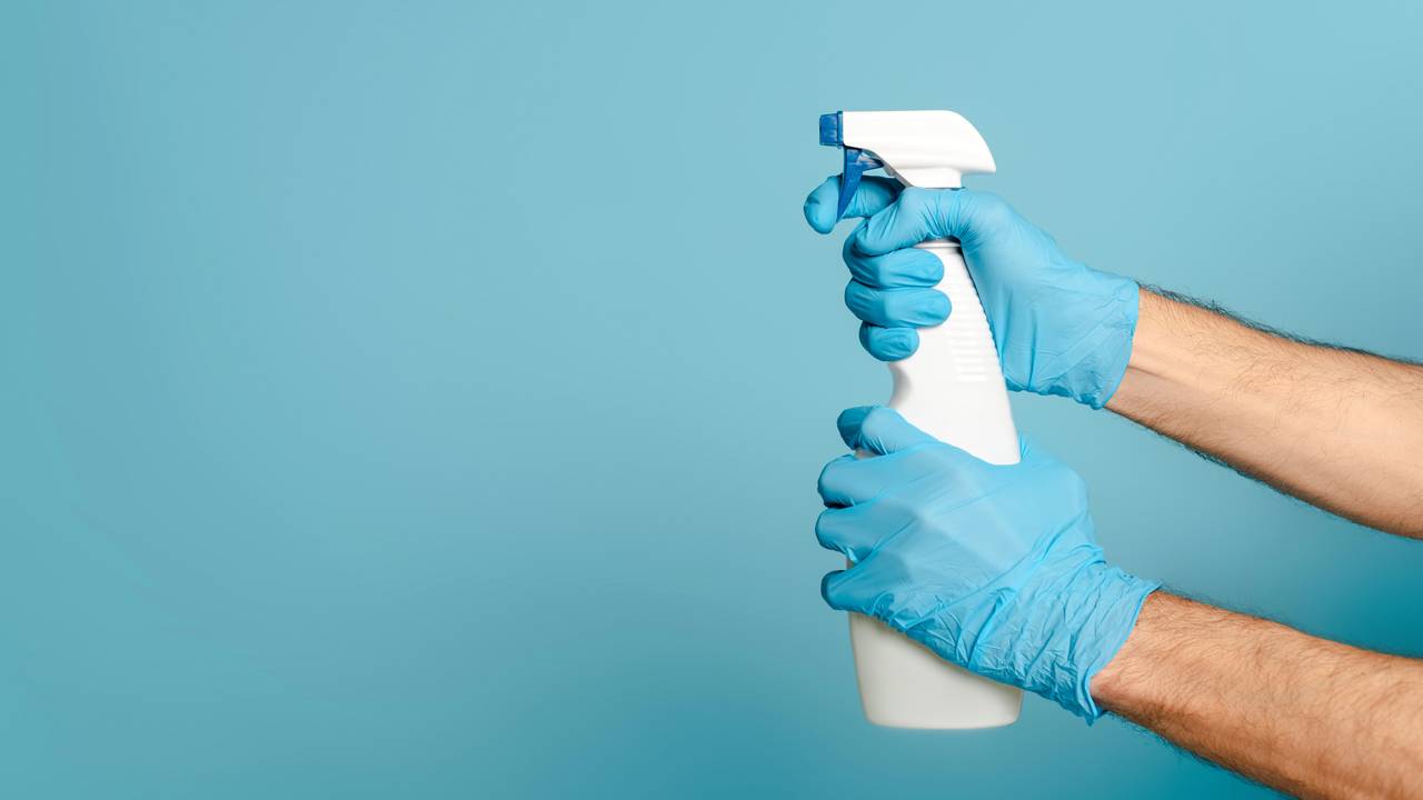 Spray caseiro sendo aplicado a 20&ndash;30 cm de dist&acirc;ncia sobre roupas limpas e secas.