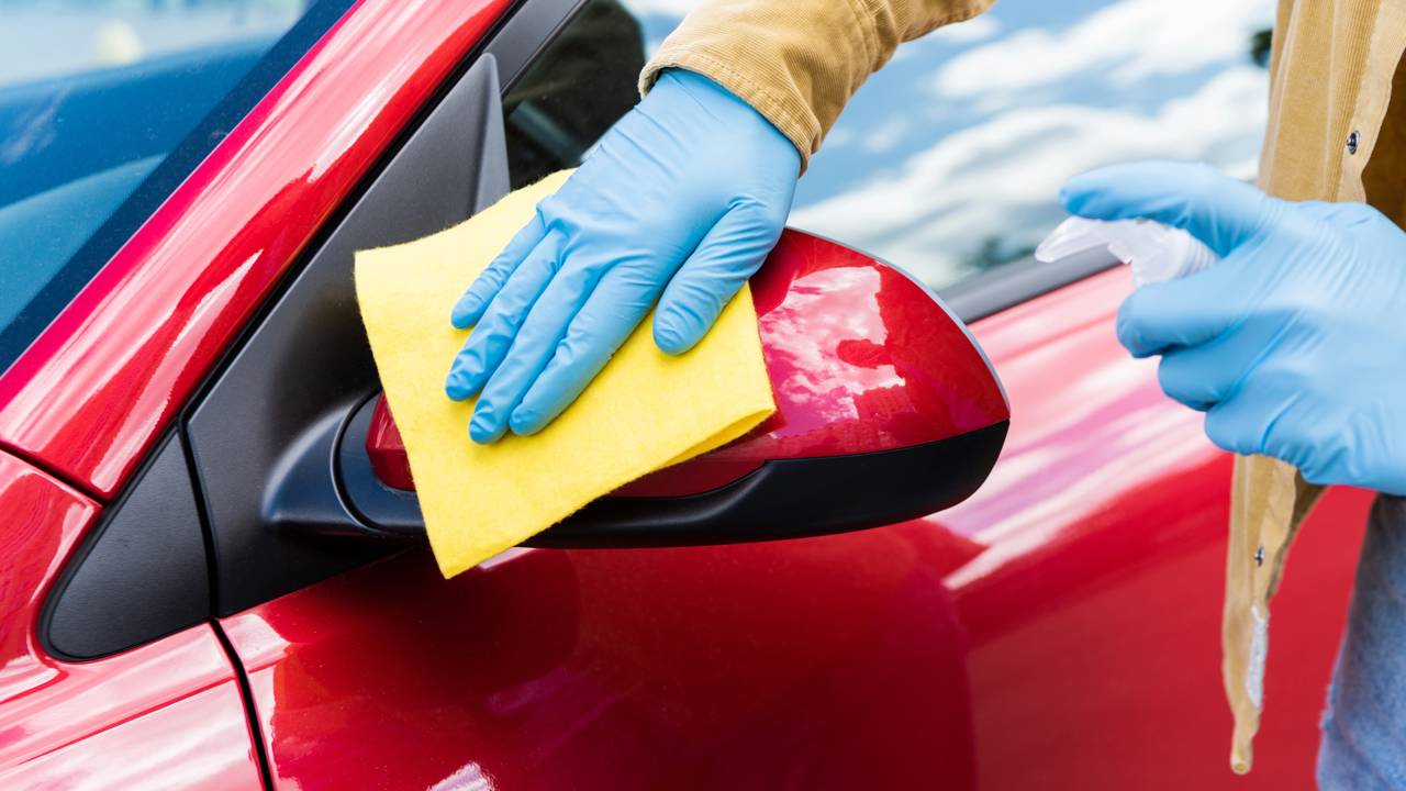 Manchas no carro? Veja métodos fáceis para deixar o carro com cara de novo que qualquer um pode fazer em casa