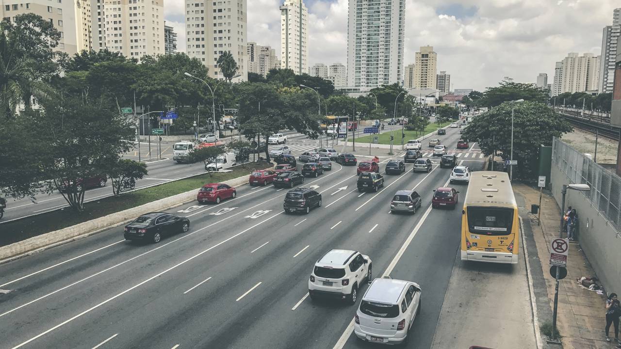 Leis de tr&acirc;nsito em 2026 chamam aten&ccedil;&atilde;o para multas altas e risco de suspens&atilde;o da CNH