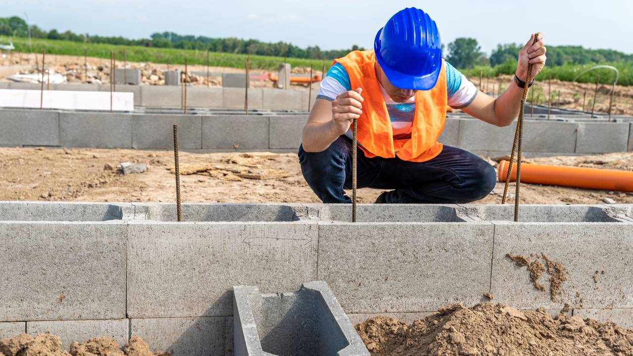 Paredes de casa simples sendo erguidas em obra econ&ocirc;mica.