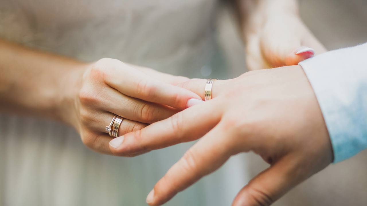 O real significado por tr&aacute;s da alian&ccedil;a de ouro no dedo anelar que muitos casais n&atilde;o conhecem