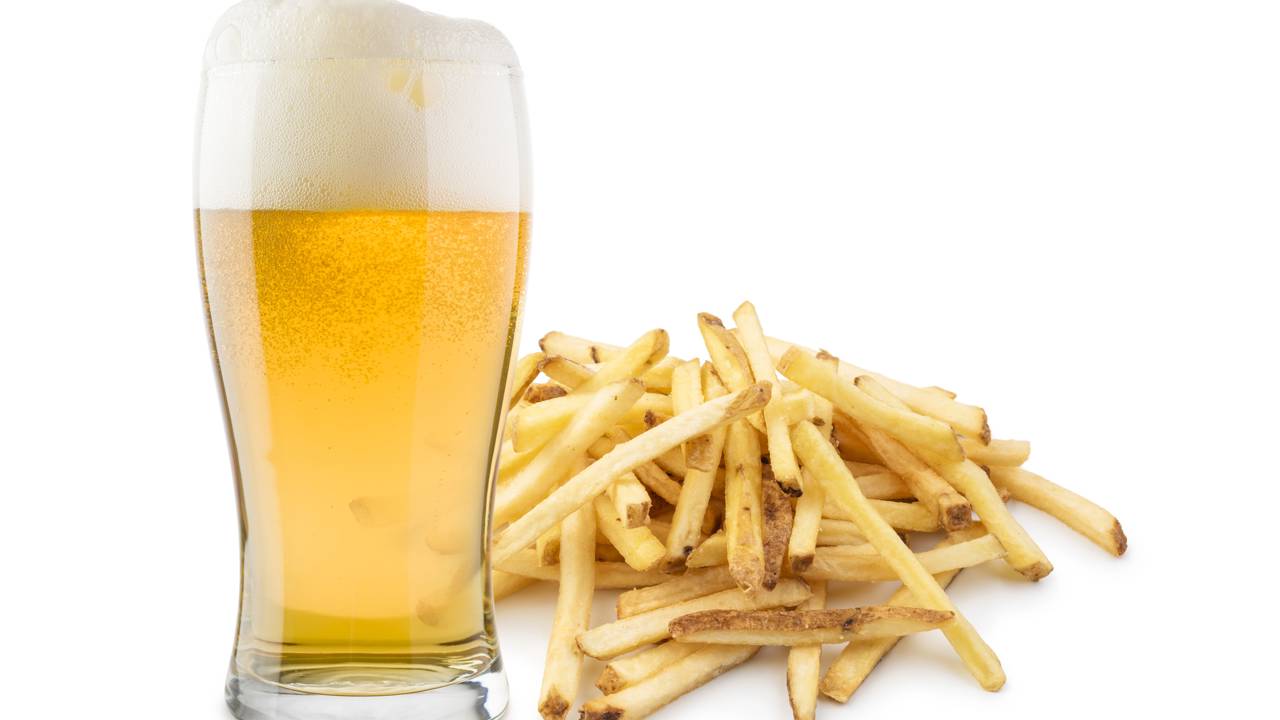Cerveja gelada servida com batata frita crocante em mesa de boteco no Rio de Janeiro