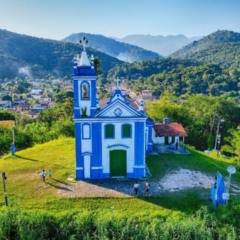 Cidade perto de Niterói encanta com paisagens naturais e história viva