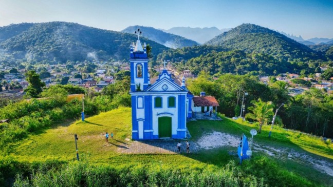 Cidade perto de Niter&oacute;i encanta com paisagens naturais e hist&oacute;ria viva