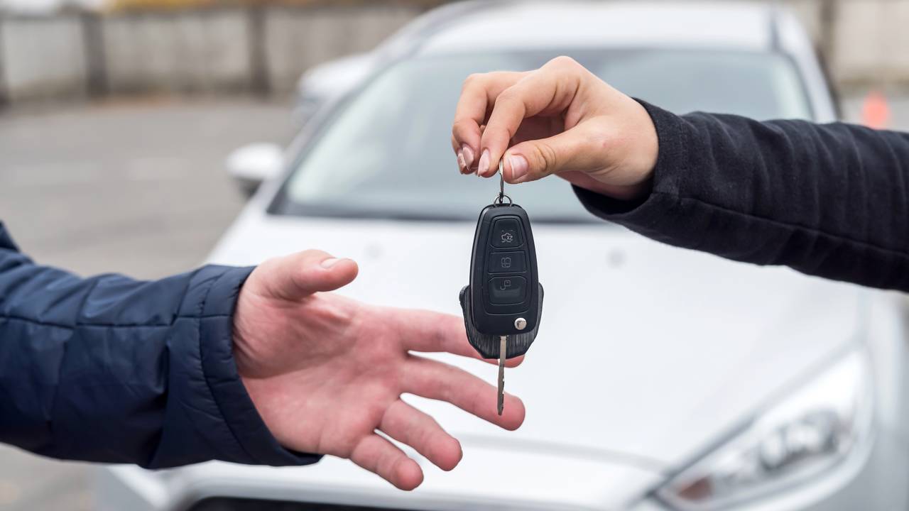 Vai comprar carro seminovo? Aprenda a fazer a transfer&ecirc;ncia corretamente e n&atilde;o ter dores de cabe&ccedil;a