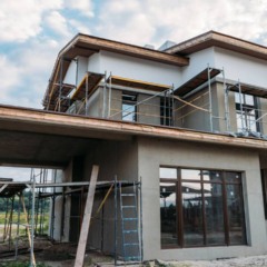 Casa construída sem arquiteto mostrando resultado final após decisões feitas durante a obra sem projeto arquitetônico detalhado