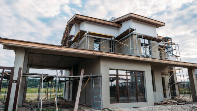 Casa construída sem arquiteto mostrando resultado final após decisões feitas durante a obra sem projeto arquitetônico detalhado