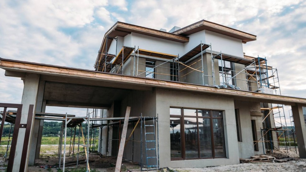 Casa construída sem arquiteto mostrando resultado final após decisões feitas durante a obra sem projeto arquitetônico detalhado Casa construída sem arquiteto mostrando resultado final após decisões feitas durante a obra sem projeto arquitetônico detalhado