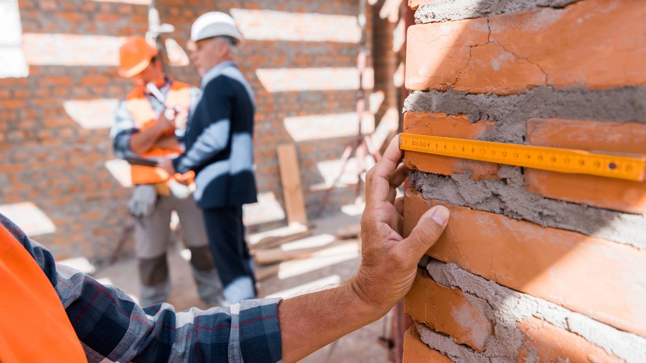 Quanto custa contratar um pedreiro em Niter&oacute;i para construir um c&ocirc;modo extra em casa em 2026?