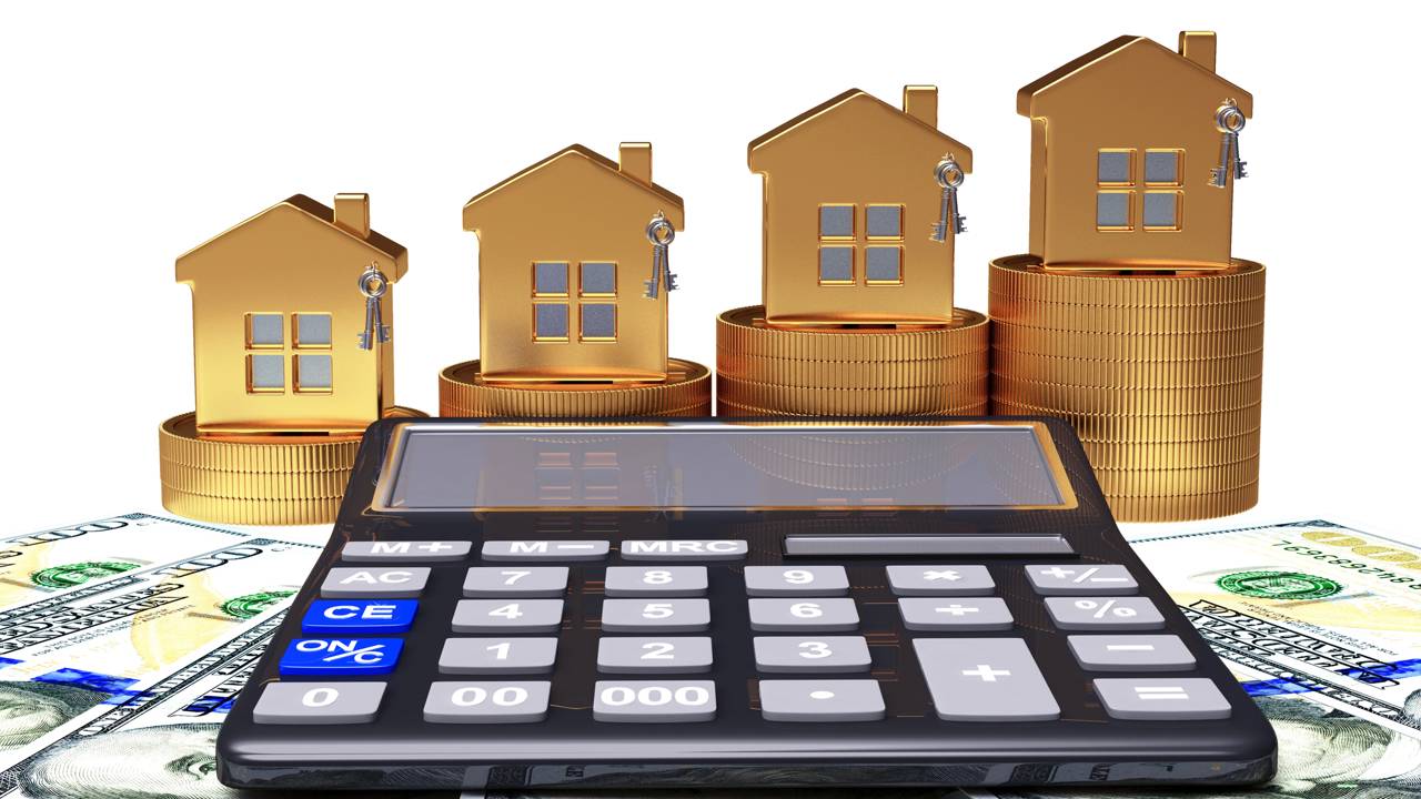 Pessoa analisando anotações e despesas para planejar os custos de soluções contra o calor dentro de casa.