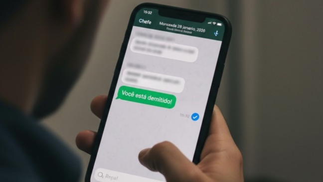 Empresas podem demitir pelo WhatsApp? Veja o que a lei realmente permite no Brasil
