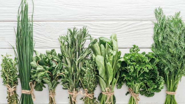 Uso de ervas frescas para dar leveza e aroma a pratos tradicionais cariocas.