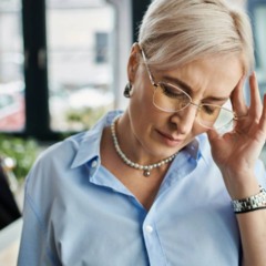 Pessoa com expressão de cansaço emocional refletindo sobre sinais do próprio corpo