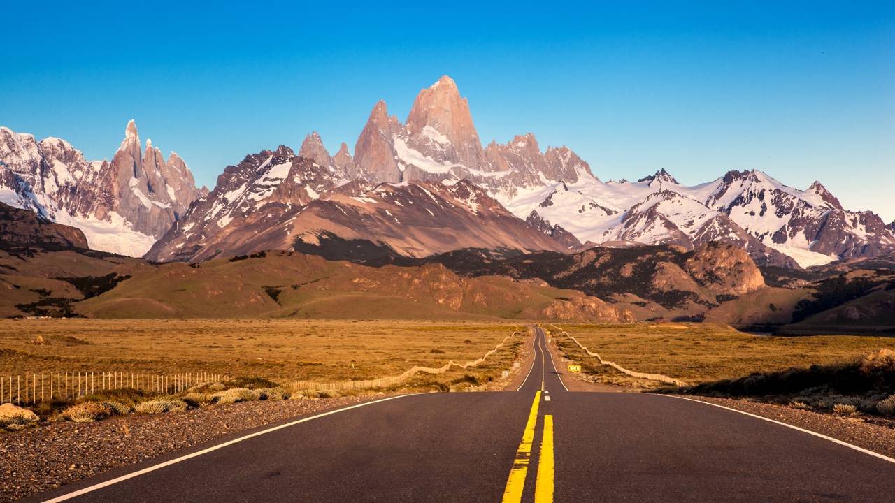 Velocidade m&aacute;xima de 130 km/h em 2026: brasileiros podem dirigir neste lugar, mas devem ficar atentos &agrave;s regras