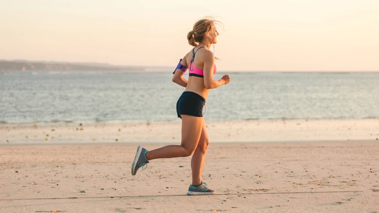 Pessoa em momento de pausa longe do celular para cuidar do bem-estar emocional.